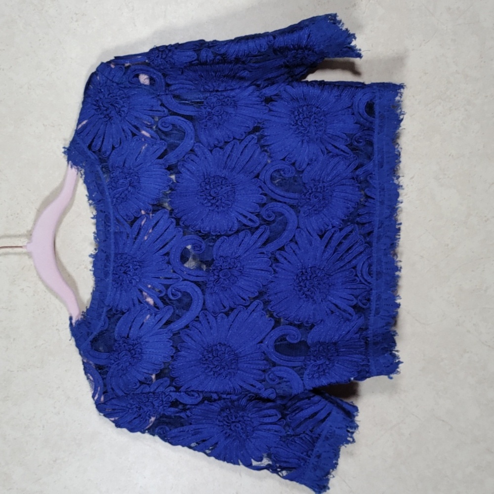 2/$10 04108 Willa royal blue floral and lace S/S cropped blouse M - Picture 7 of 9